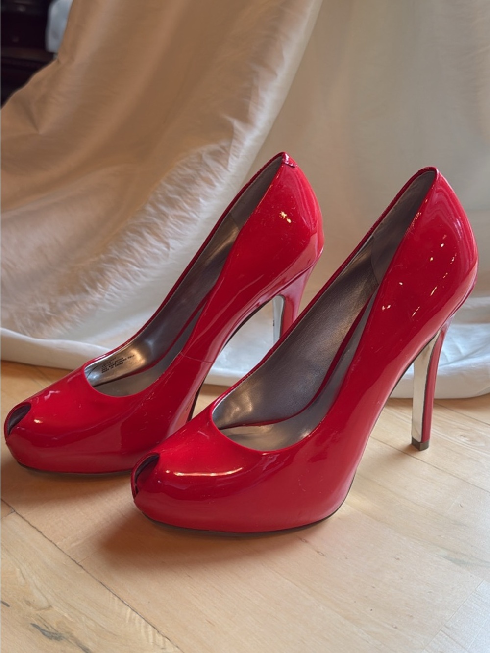 Jessica Simpson Red silver Patent Peep-Toe Stiletto Pumps 6 4.5” peep toe new